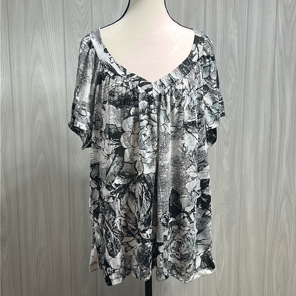 Black & White Floral Print Short sleeve blouse size 3X (22W-24W)